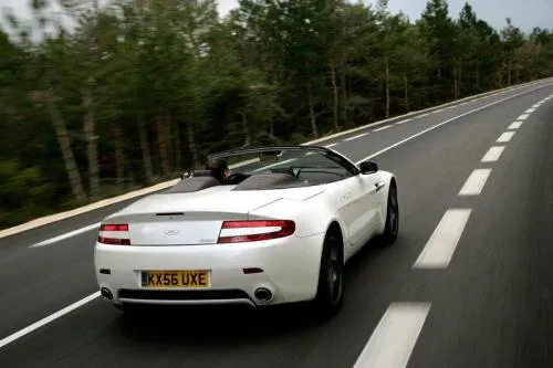 Aston Martin AMV8 Vantage blanc arrière