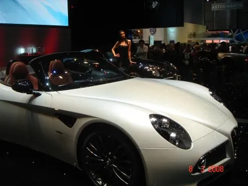 Alfa Romeo 8C Spider blanc