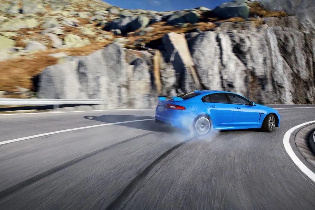 Jaguar XFR-S, la limousine se dévergonde — photo 1
